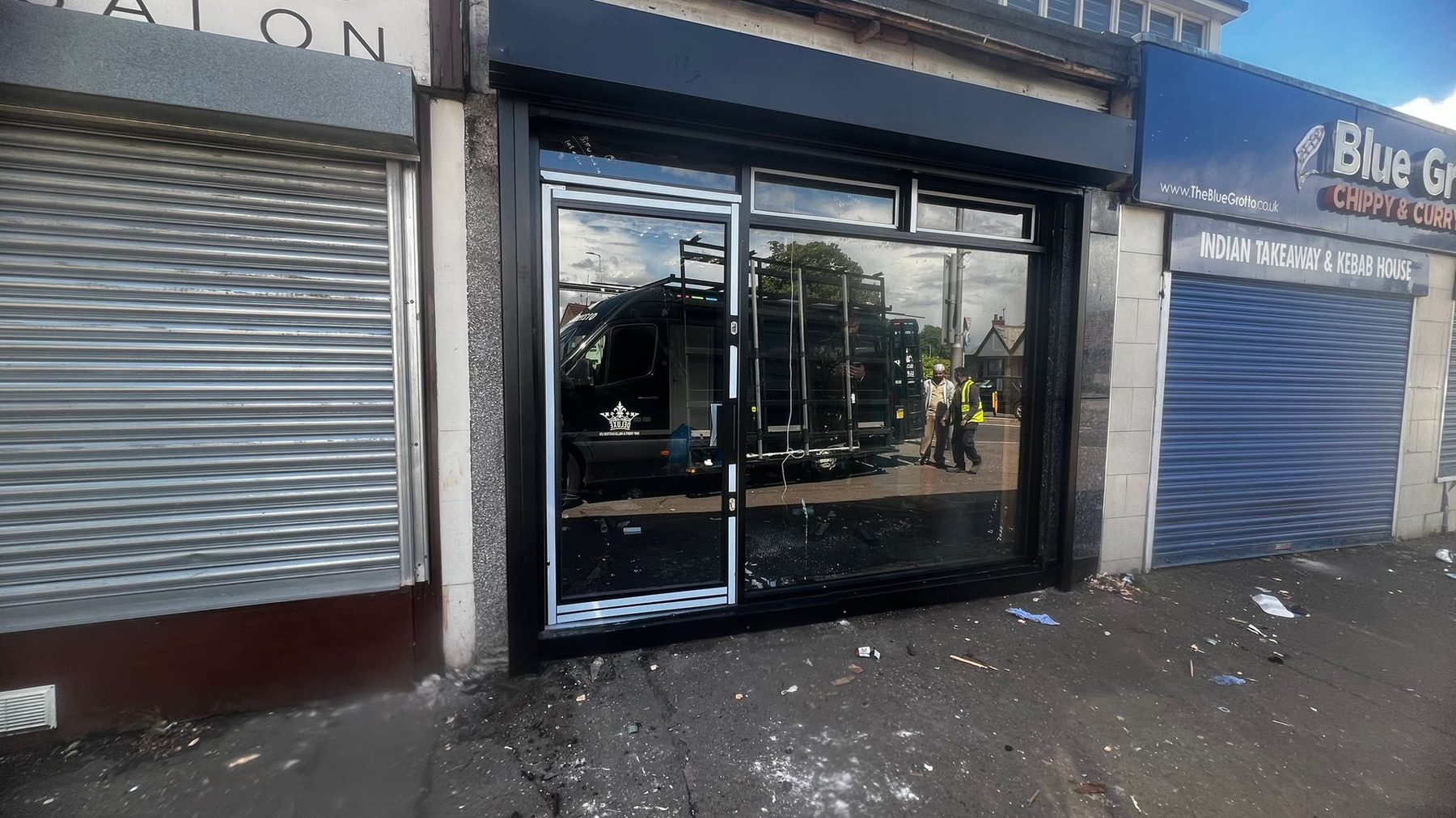Aluminium shopfront installation